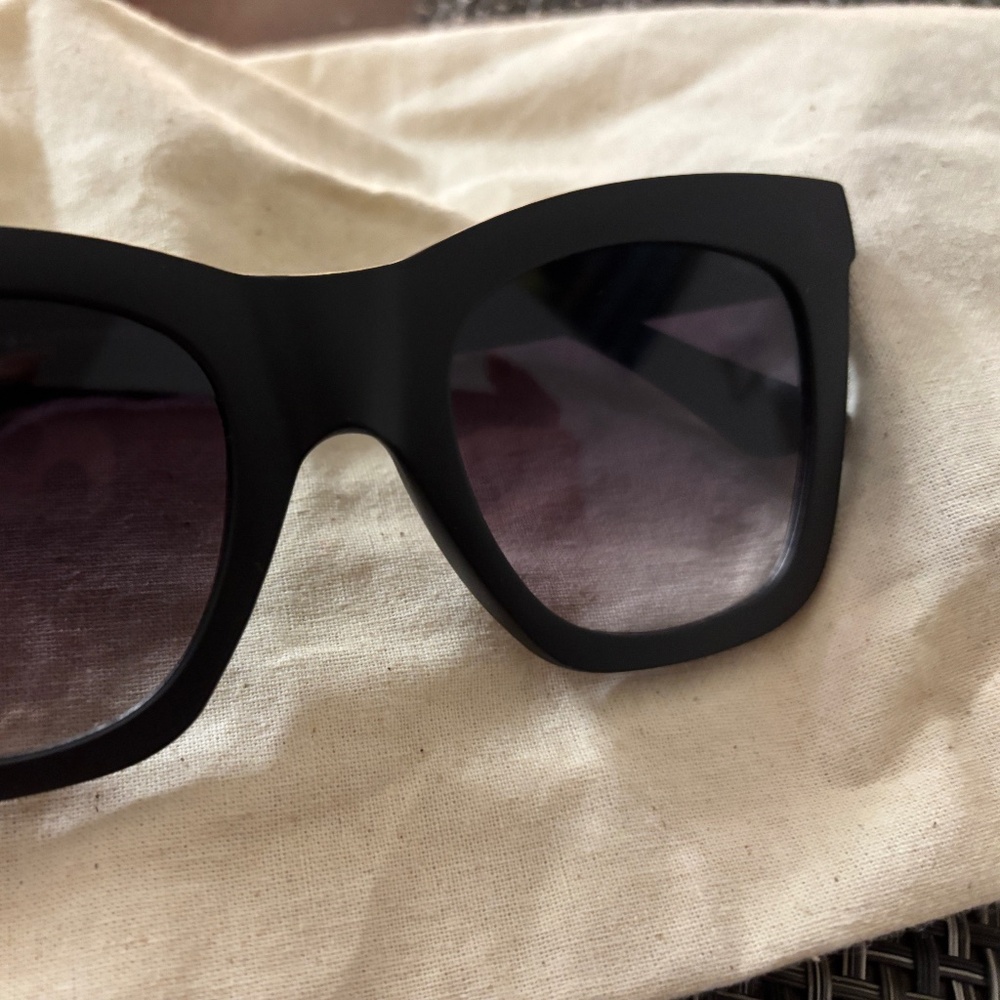 Diff sunglasses black on black